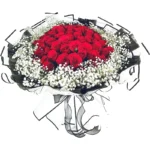 Композиция из 51 розы с гипсофилой